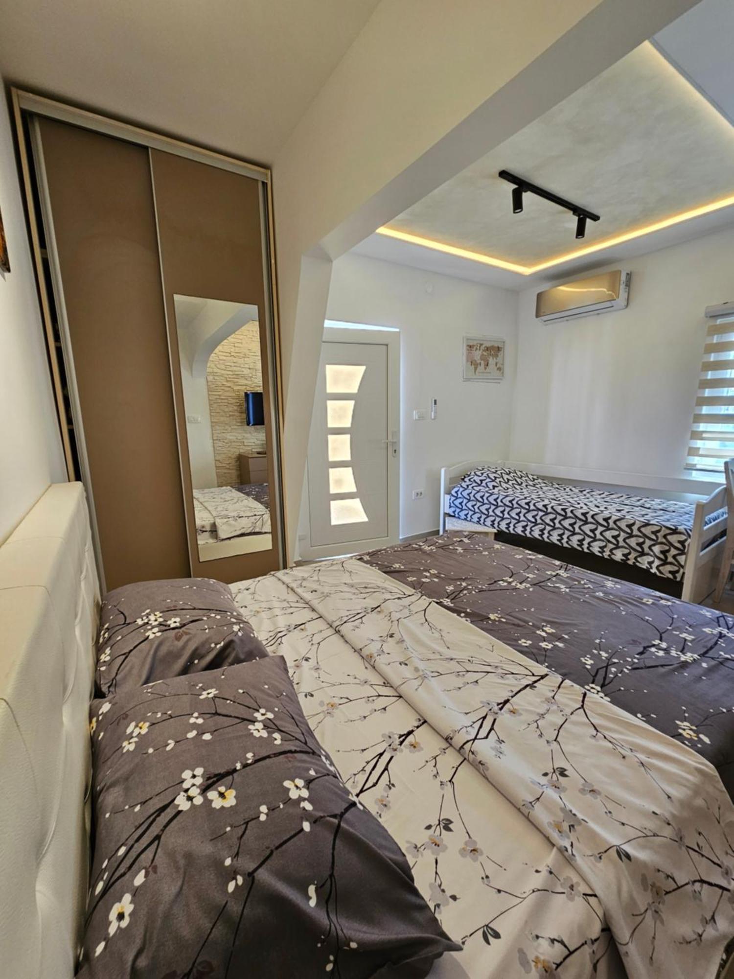 Studio Apartmani Vukasin Tivat Oda fotoğraf